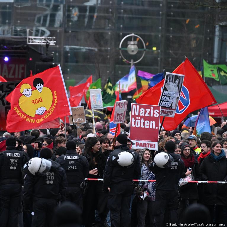 Foto reprezentând proteste AfD Germania - Outsourcing IT Romania