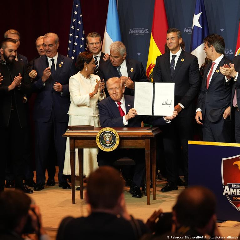 Foto reprezentând Scutul Americilor Trump - Outsourcing IT Romania