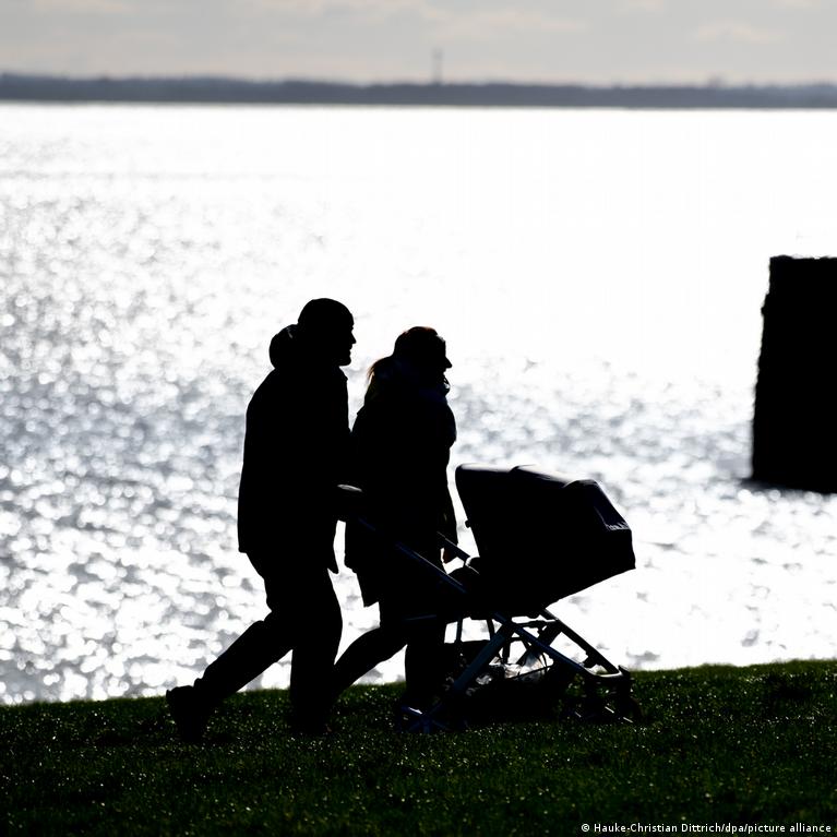 Foto reprezentând bărbați Generația Z - Outsourcing IT Romania