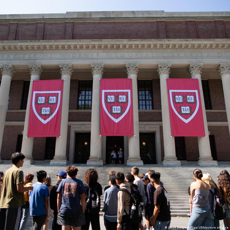 Foto reprezentând Trump Harvard antisemitism - Outsourcing IT Romania