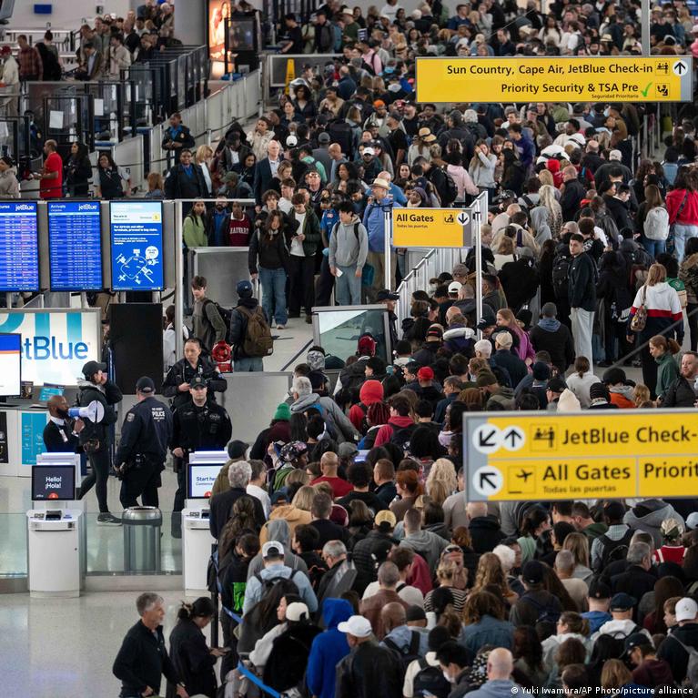 Foto reprezentând agenți ICE aeroporturi - Outsourcing IT Romania
