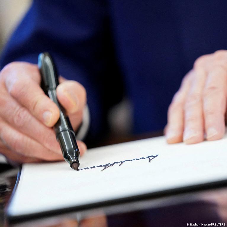 Imagine despre semnătura Trump bancnote dolar - secureitsolutions.ro